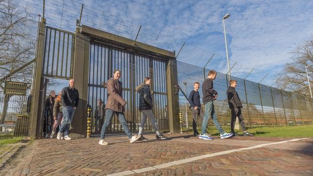 Leerlingen Esborg in gesprek met gedetineerden in De Esserheem: 'Jullie hebben best dure kleren aan'