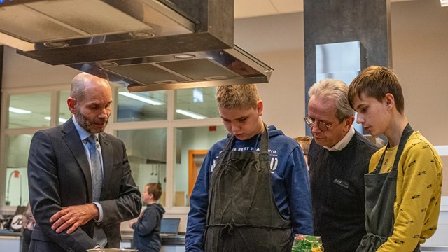 Leerlingen praktijkschool Esborg kokkerellen er lekker op los in fraai gerenoveerde keukens