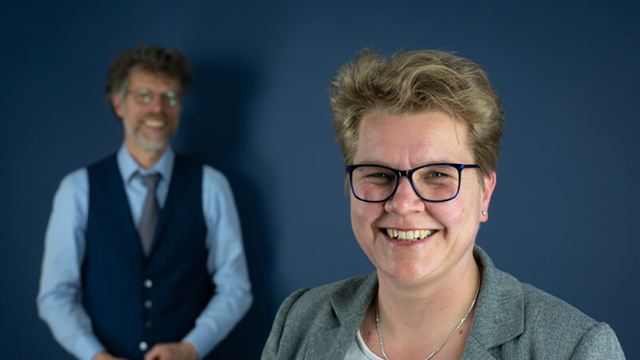 Burgemeester  van gemeente Westerkwartier in gesprek met Heleen Wijma, docent rsg de Borgen
